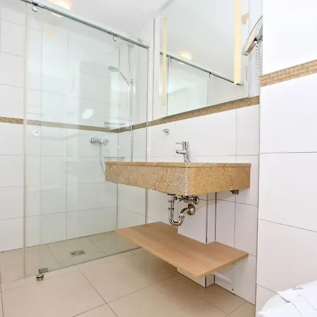 Rex Rugia 29-5 Mit Gratis Sauna- Und Schwimmbadnutzung Im Ahoi Sellin *